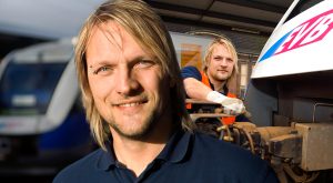 Personal dockt Personenzug an