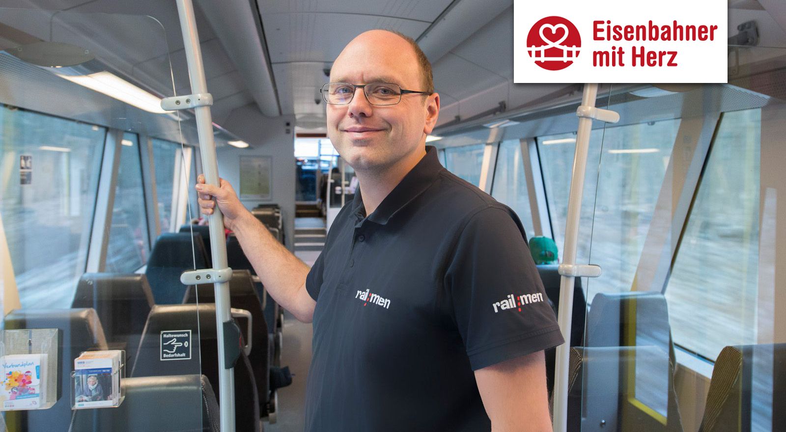 Lokführer Jan Krehl steht im Fahrgastraum der Mitteldeutschen Regiobahn.