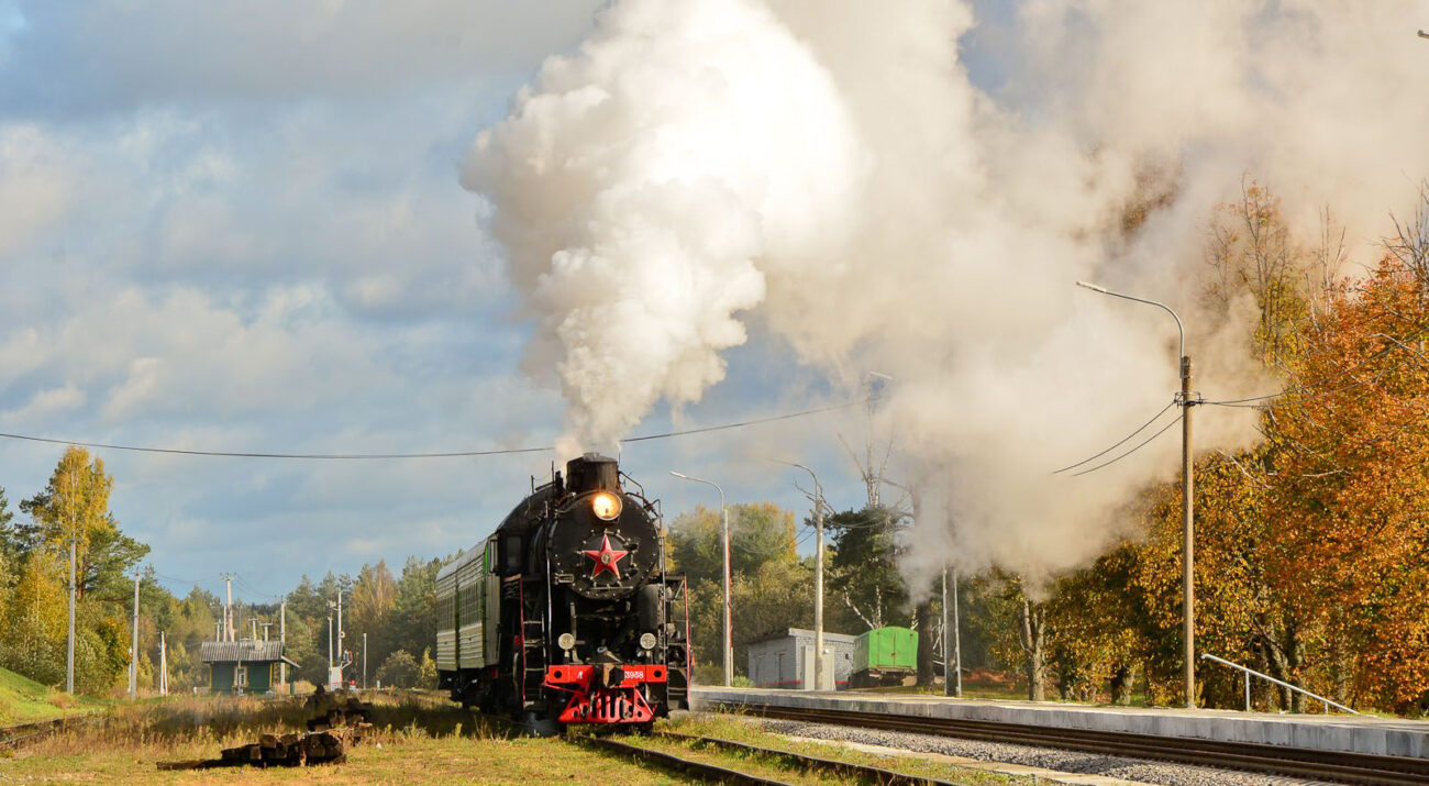 Historische Dampflok L-3958 bläst Dampf in die Luft