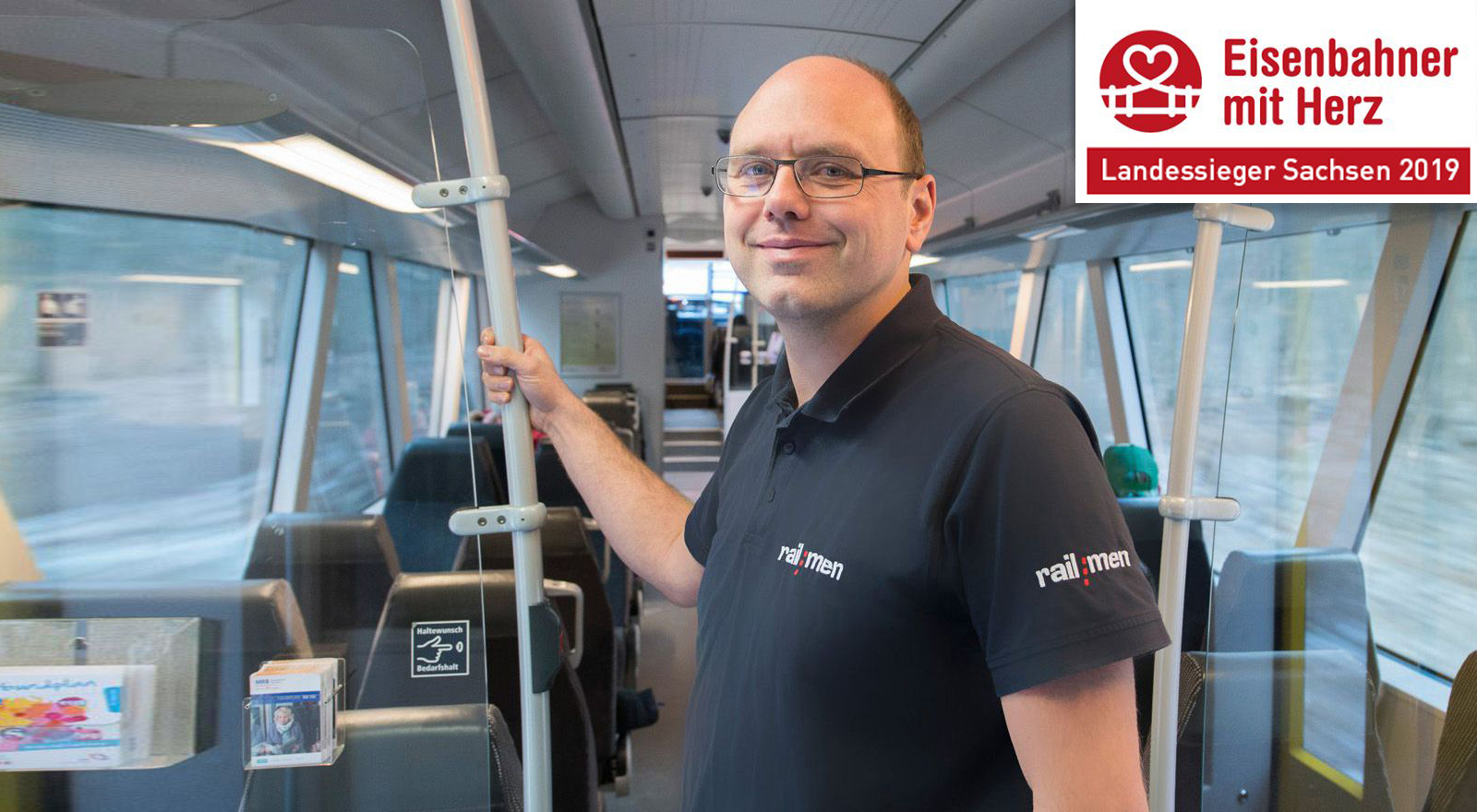 Landessieger Sachsen Lokführer Jan Krehl im Fahrgastraum der MRB