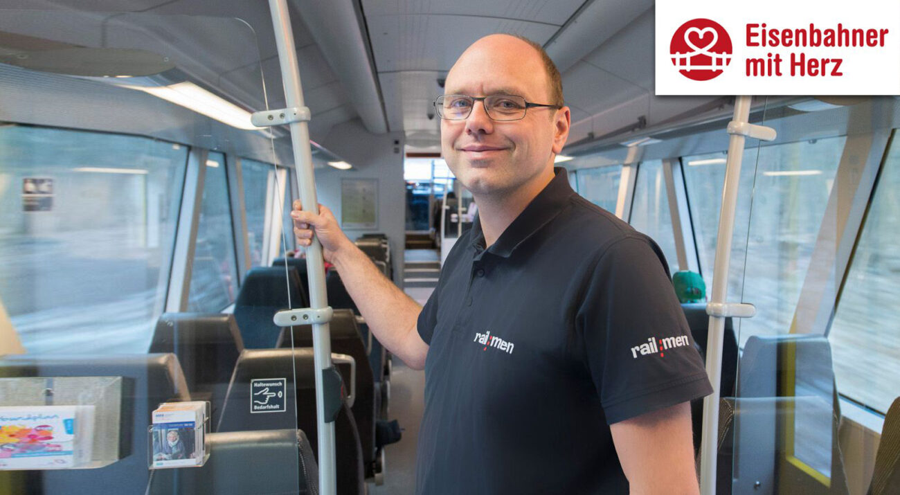 Stolz steht Lokführer Jan Krehl im Fahrgastraum der MRB