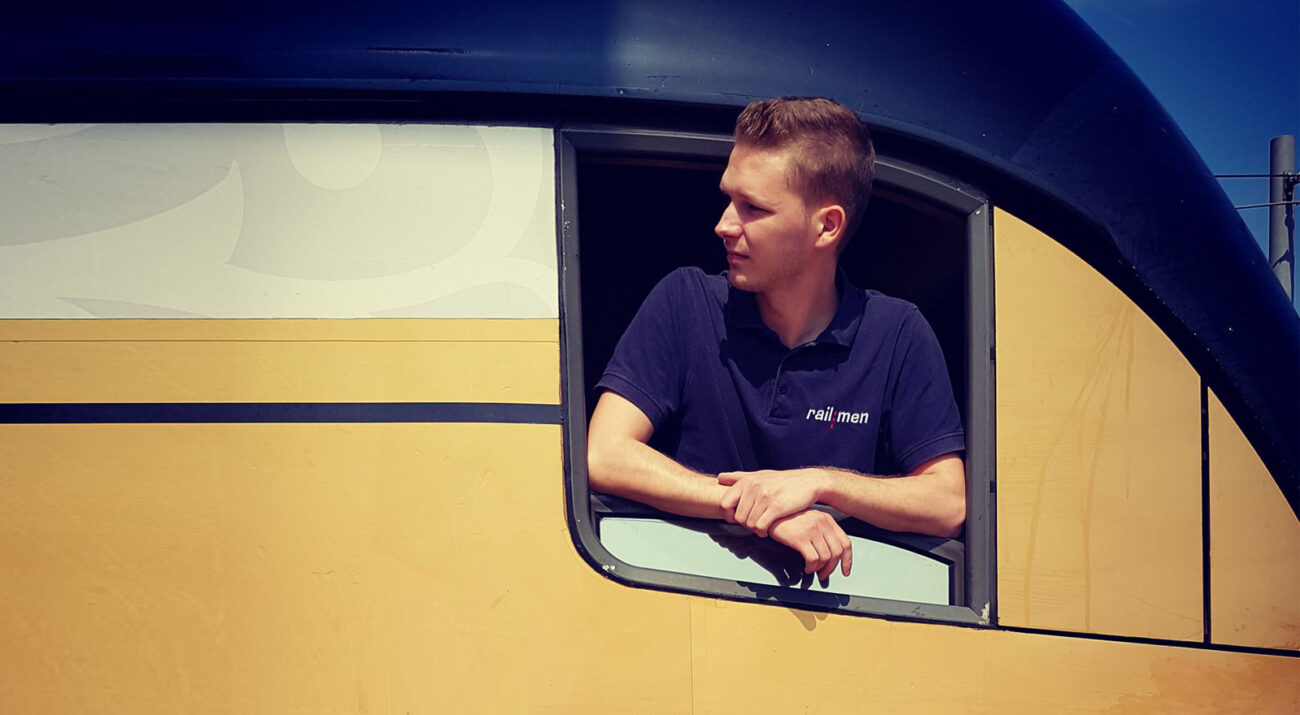 Triebfahrzeugführer schaut aus dem Fenster seines Führerstandes
