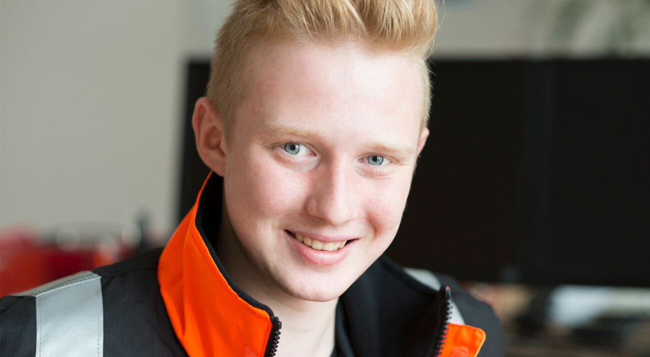 Portraitbild von Tf Azubi in Lokführer Weste von railmen in der Zentrale in Leipzig